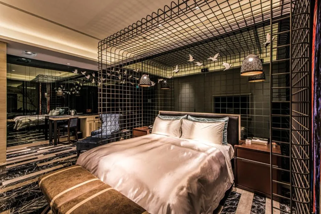 Bed in Green Palm Motel