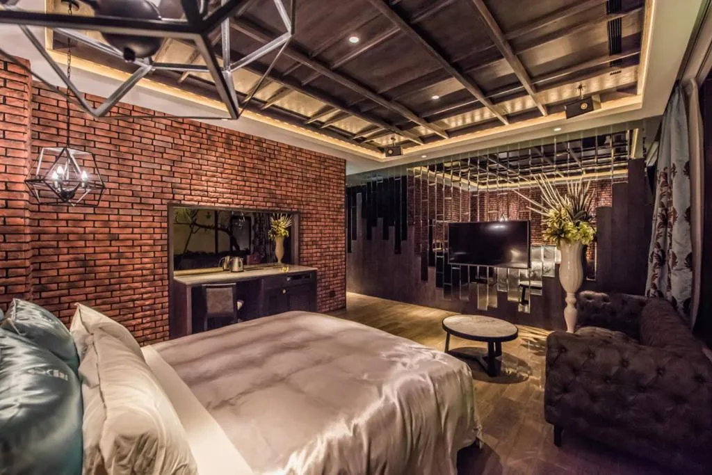 Bed in Green Palm Motel