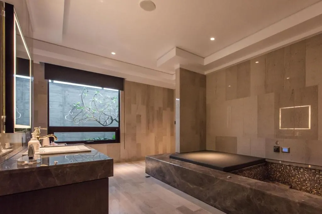 Bathroom, Bed in Green Palm Motel