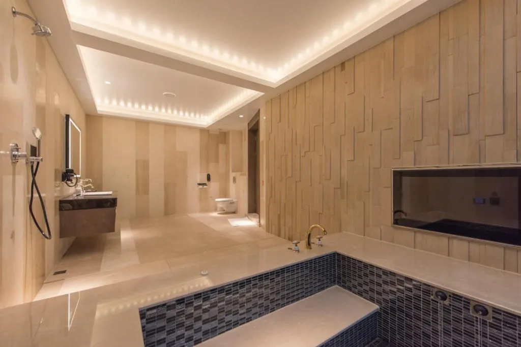 Bathroom in Green Palm Motel