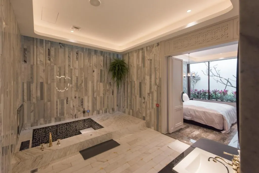 Bathroom, Bed in Green Palm Motel