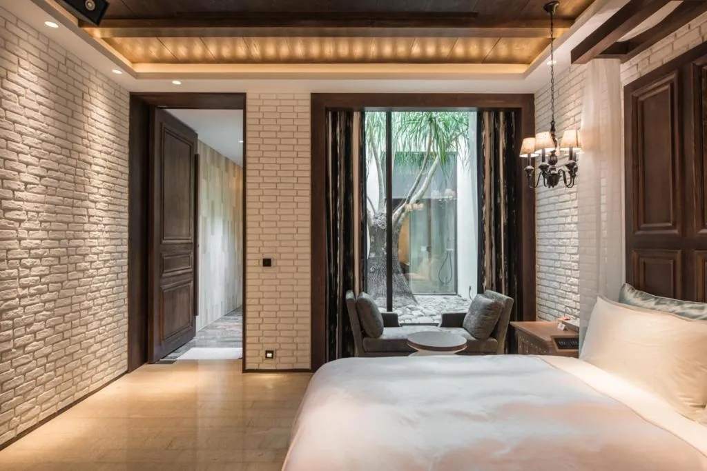 Bed in Green Palm Motel