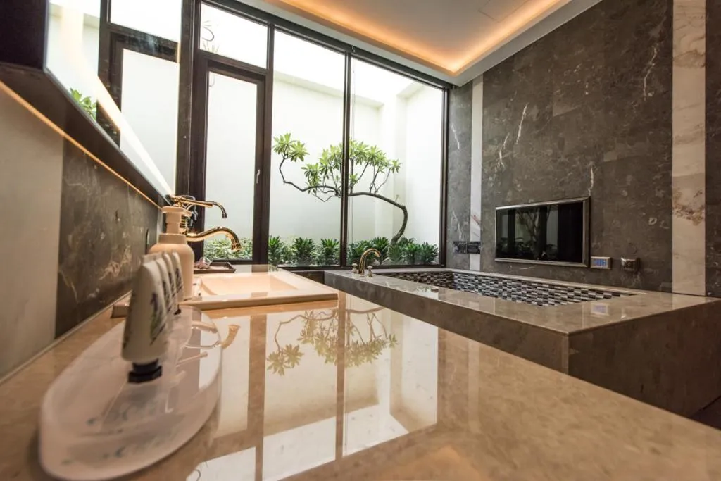 Bathroom in Green Palm Motel