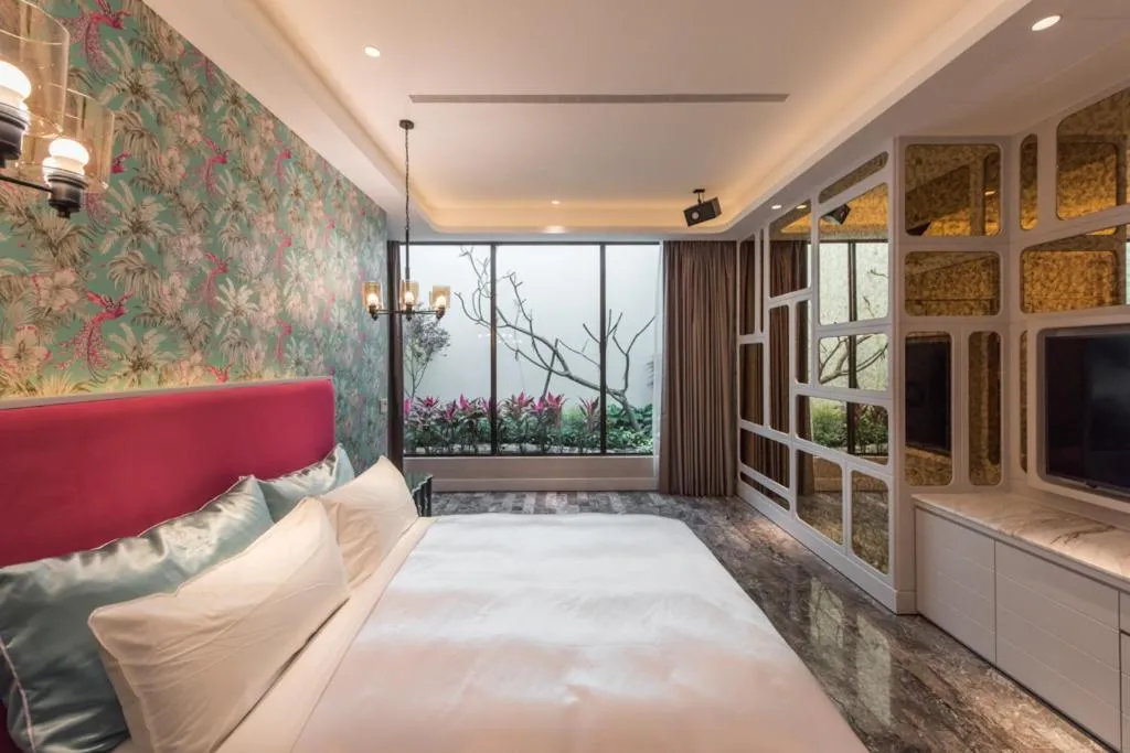 Bed in Green Palm Motel