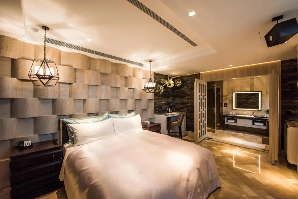 Bathroom, Bed in Green Palm Motel