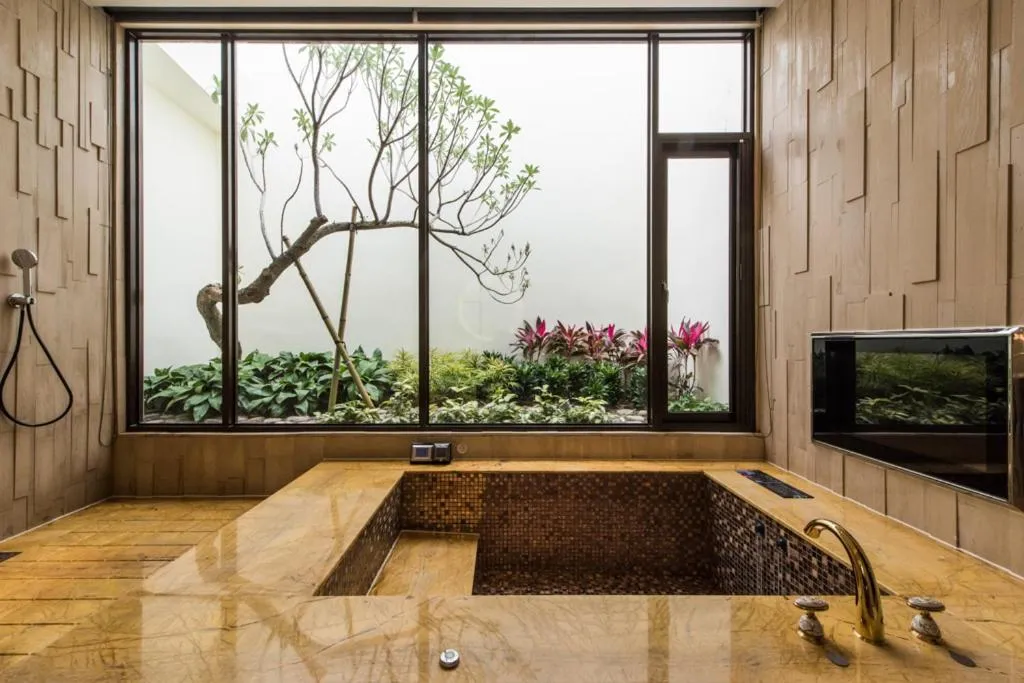 Bath in Green Palm Motel