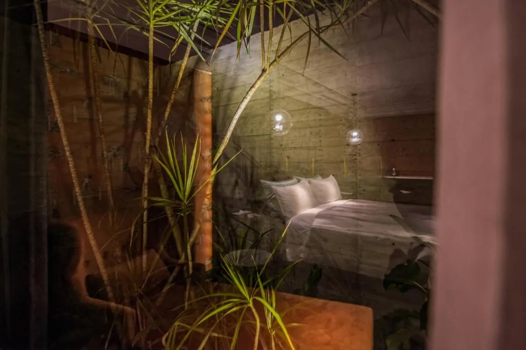 Garden view, Bed in Green Palm Motel