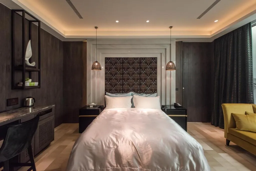 Bed in Green Palm Motel