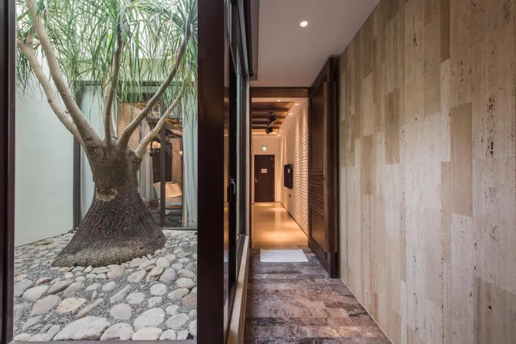 Day in Green Palm Motel