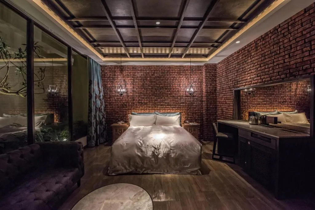 Bed in Green Palm Motel