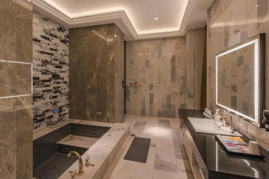 Bathroom in Green Palm Motel