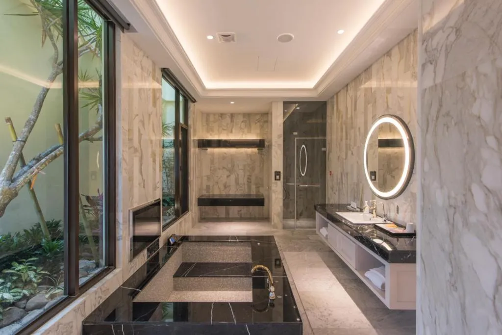 Shower in Green Palm Motel