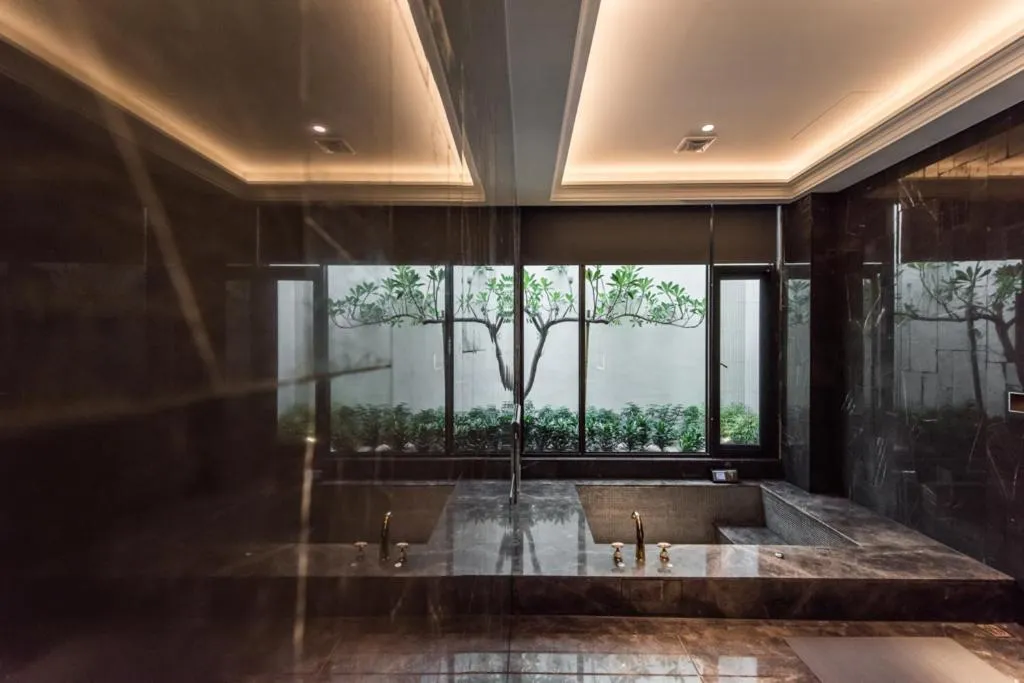 Bathroom in Green Palm Motel