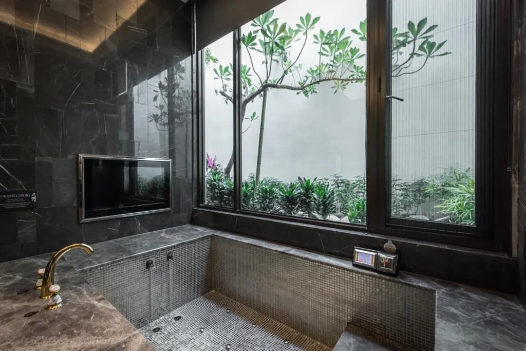 Bathroom in Green Palm Motel