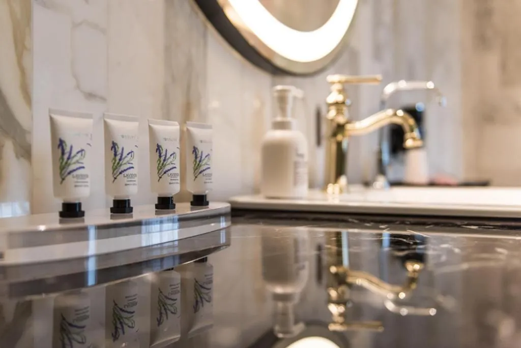 Bathroom in Green Palm Motel