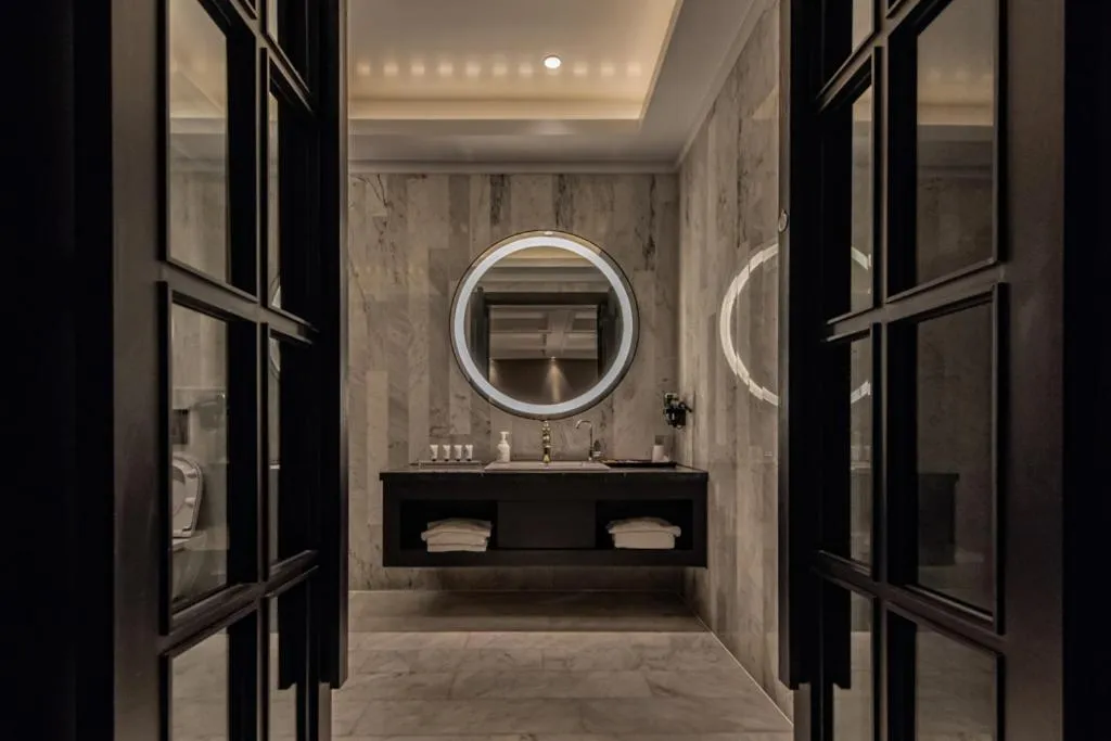 Bathroom in Green Palm Motel