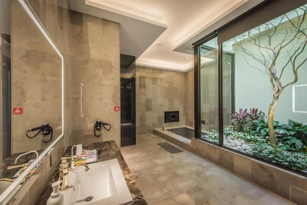 Bathroom in Green Palm Motel