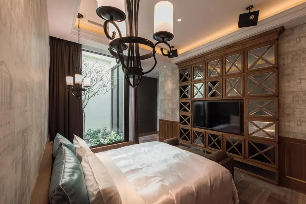 Bed in Green Palm Motel