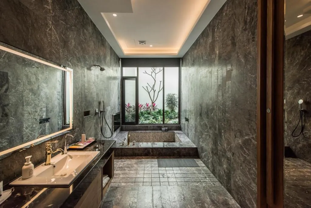 Bathroom in Green Palm Motel