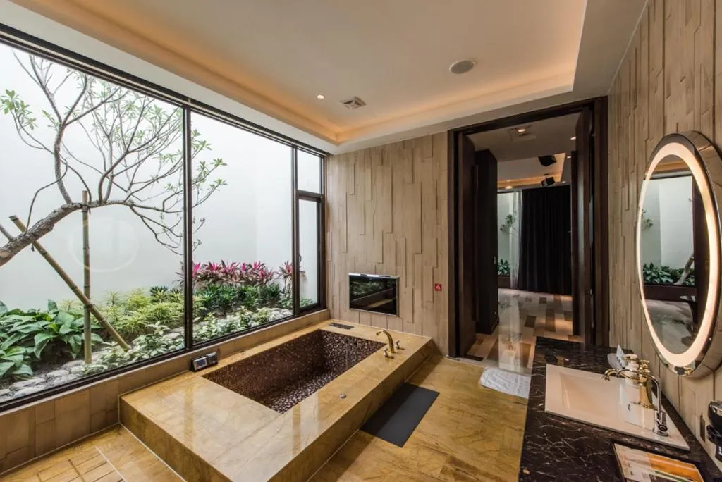 Garden view, Bed in Green Palm Motel