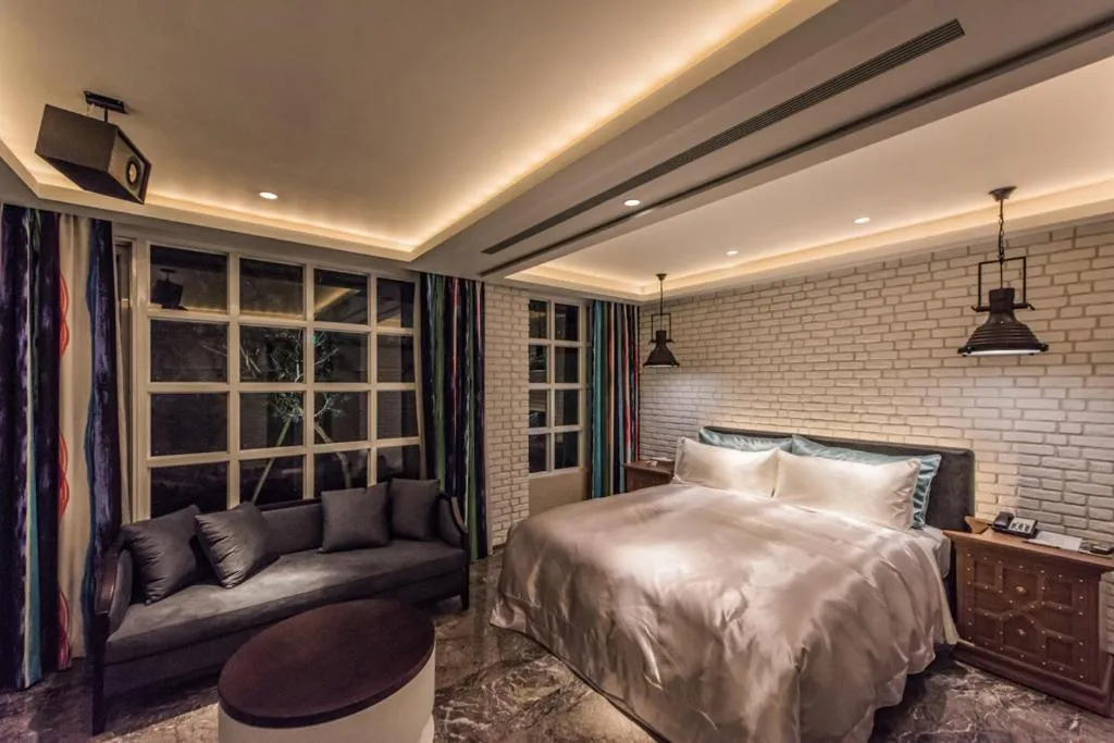 Bed in Green Palm Motel