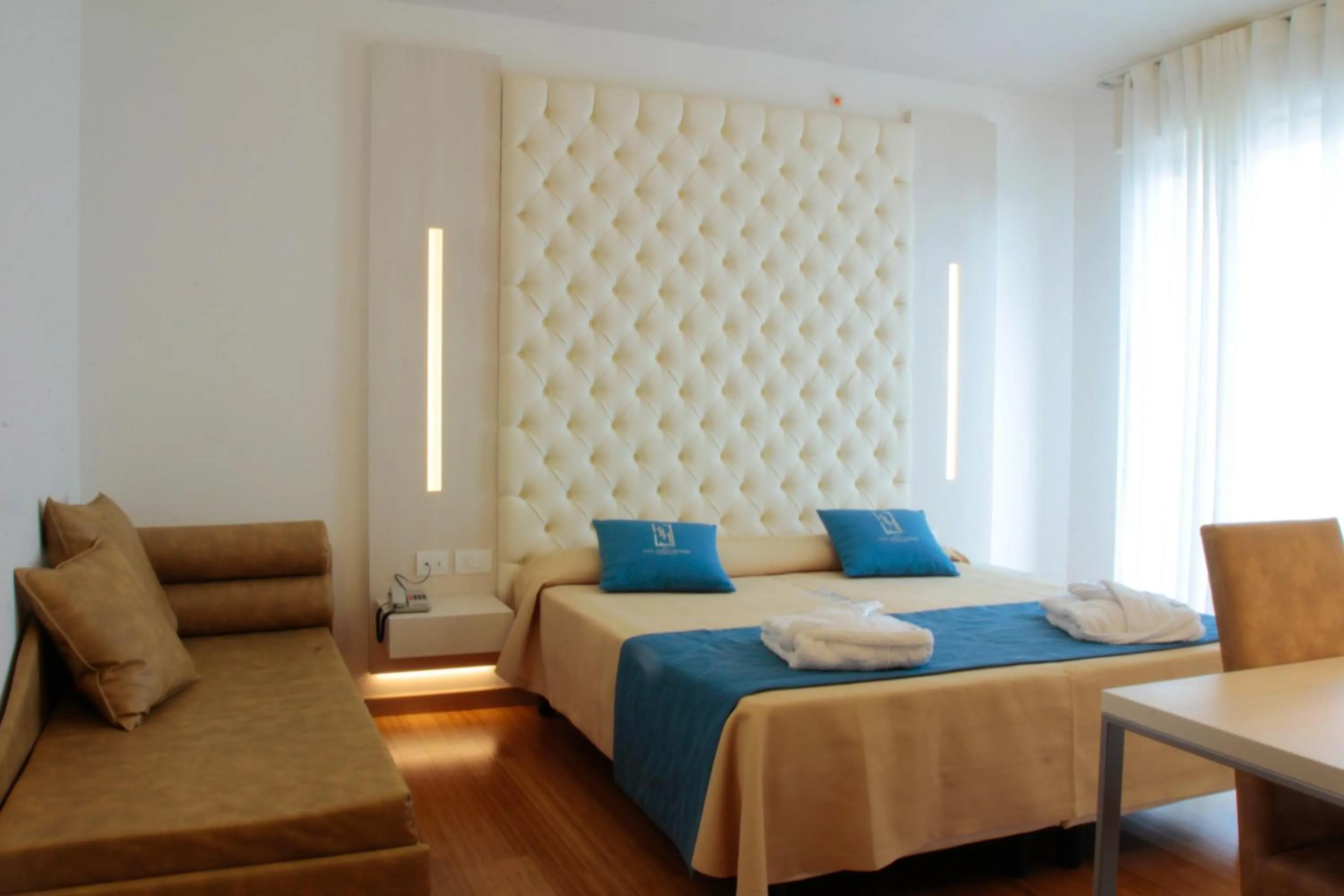 Bed in Hotel Hollywood***S