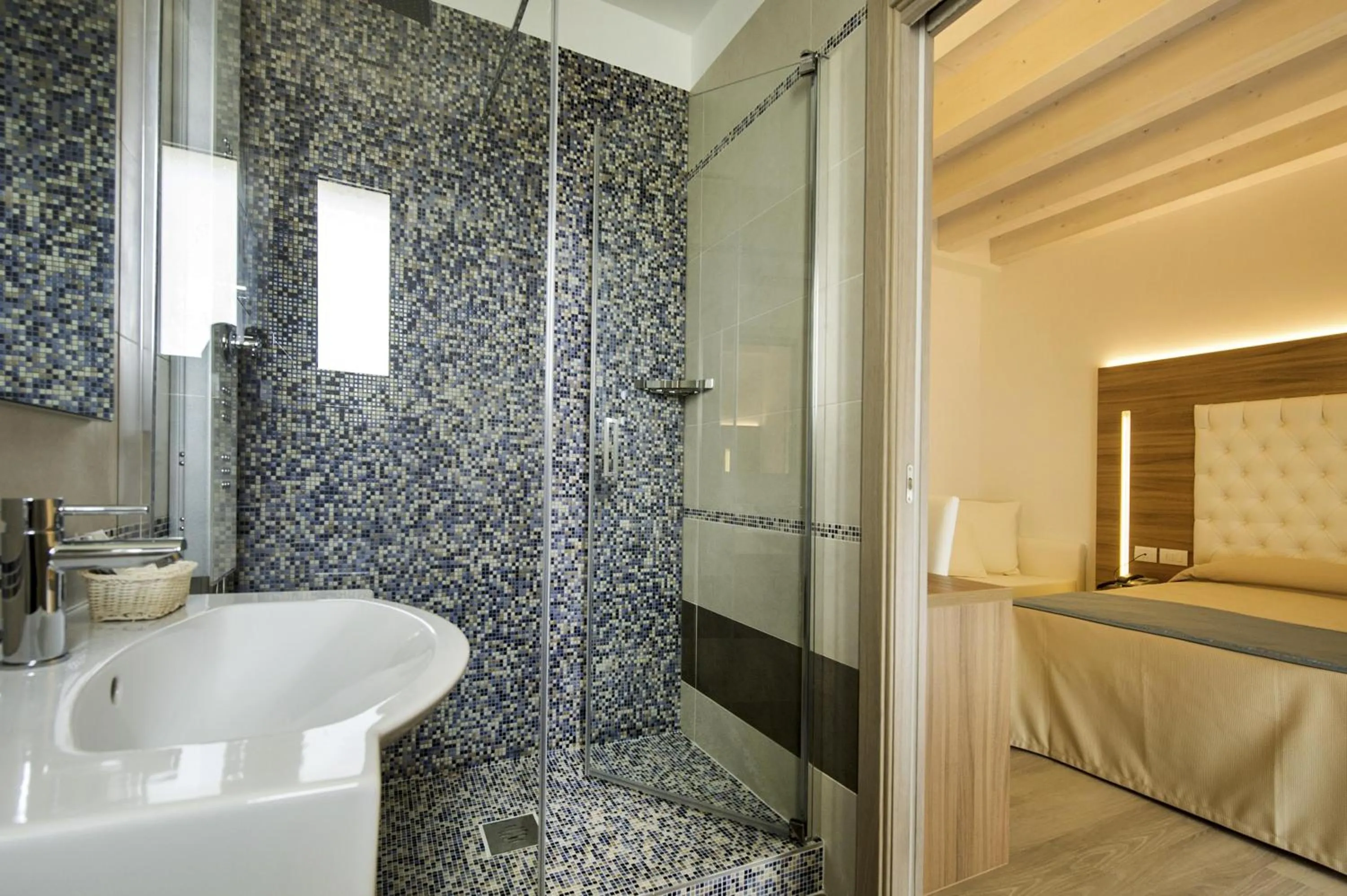 Shower, Bed in Hotel Hollywood***S