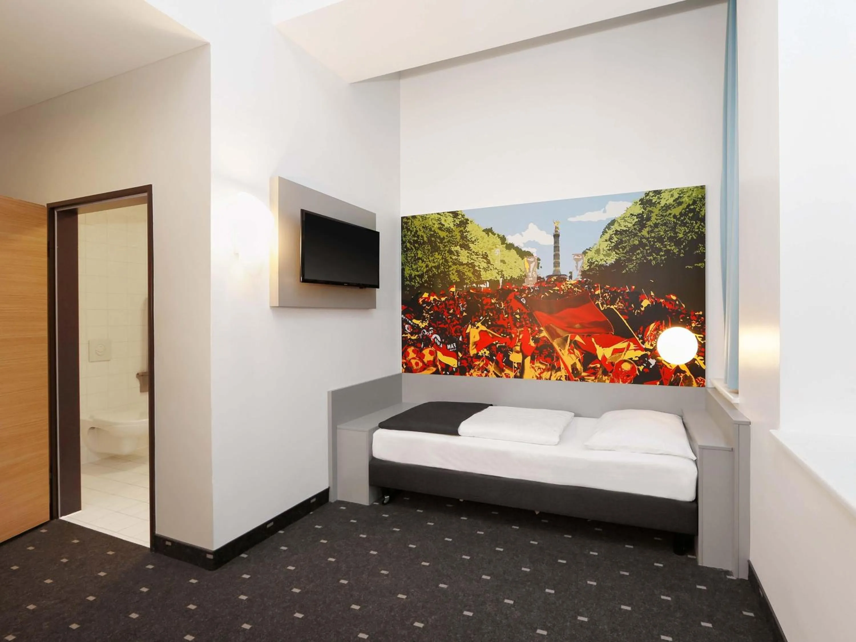 Photo of the whole room, Bed in B&B Hotel Berlin-Charlottenburg