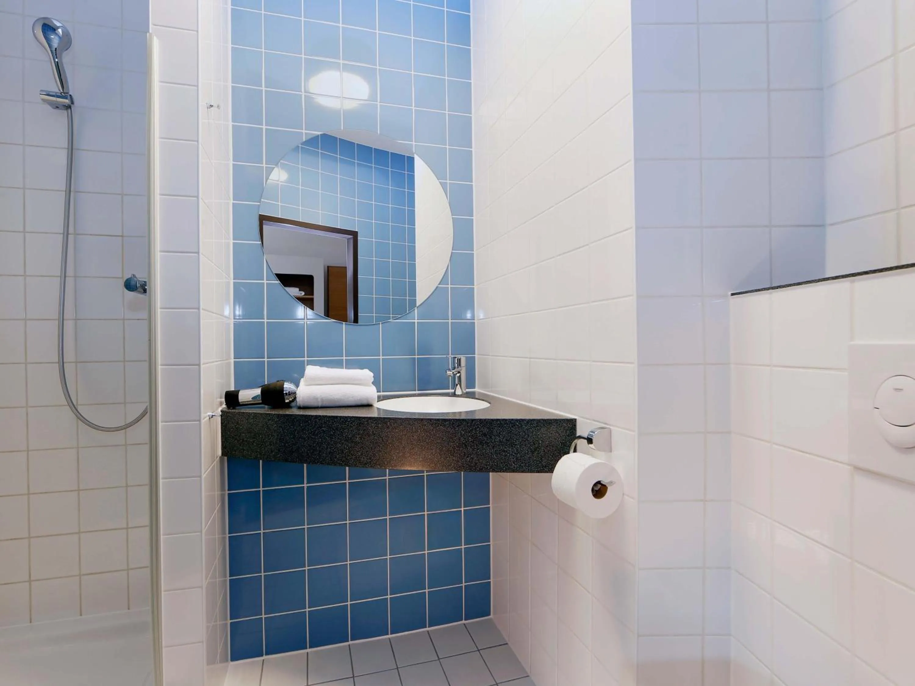 Shower in B&B Hotel Berlin-Charlottenburg