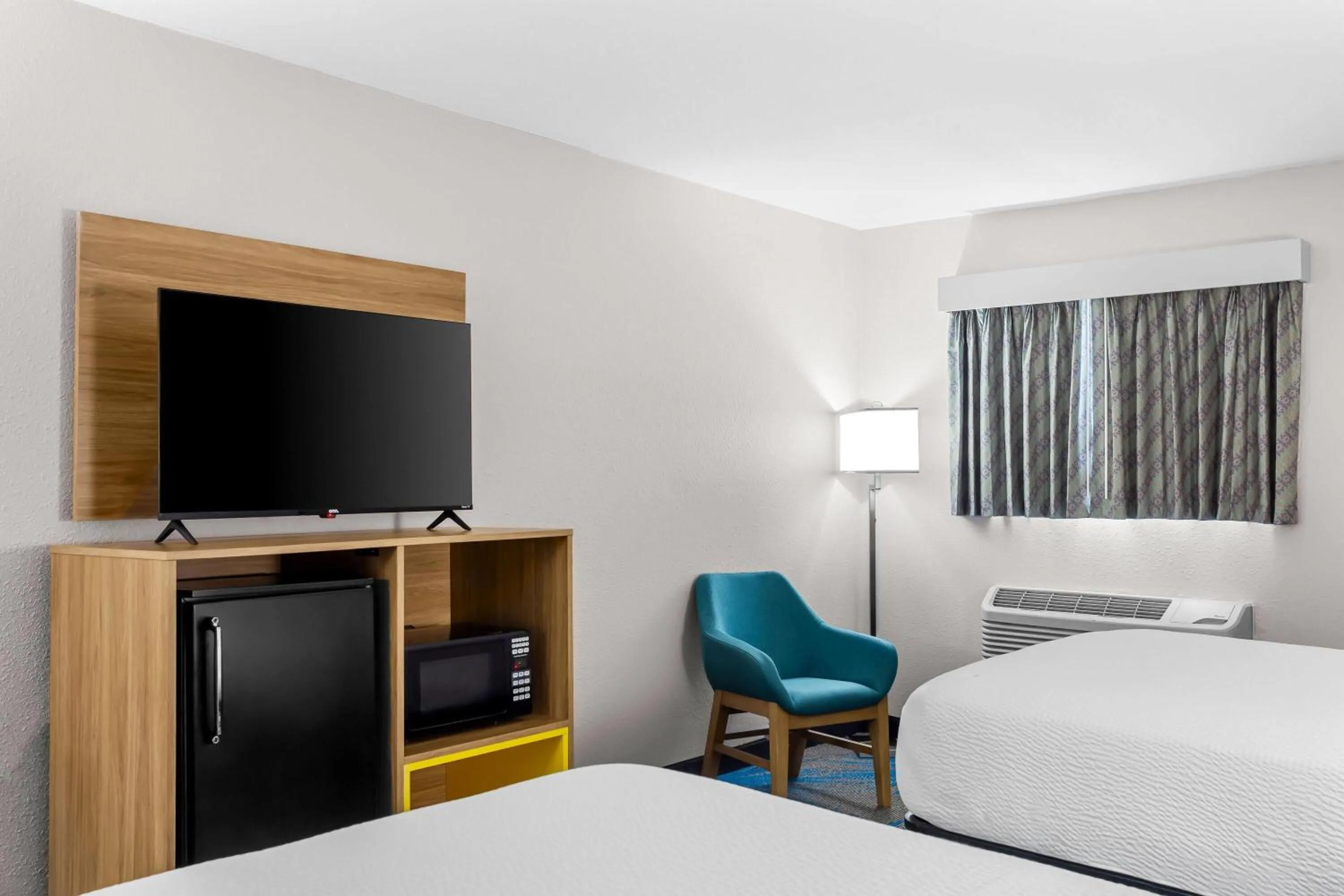 Bed in Days Inn by Wyndham Huntington