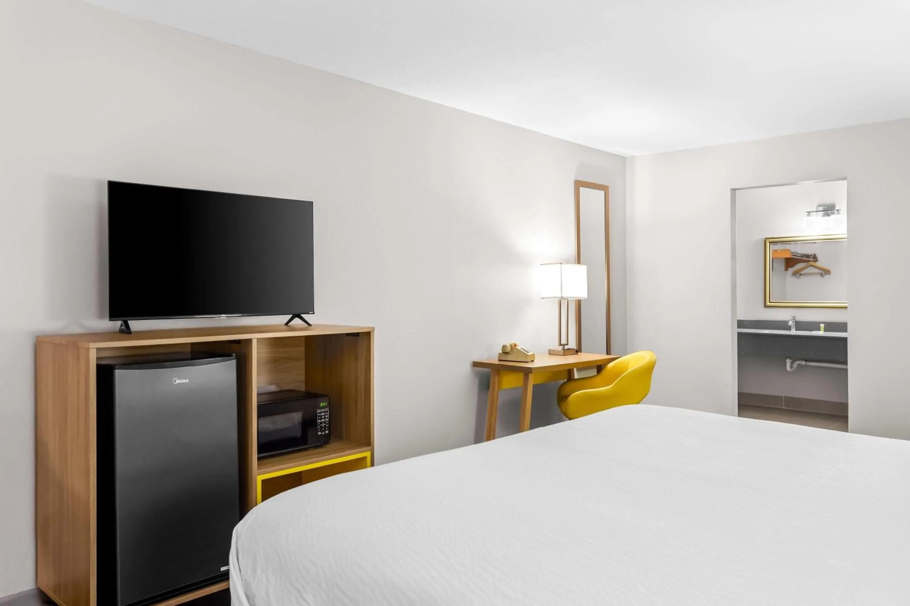 Bed in Days Inn by Wyndham Huntington