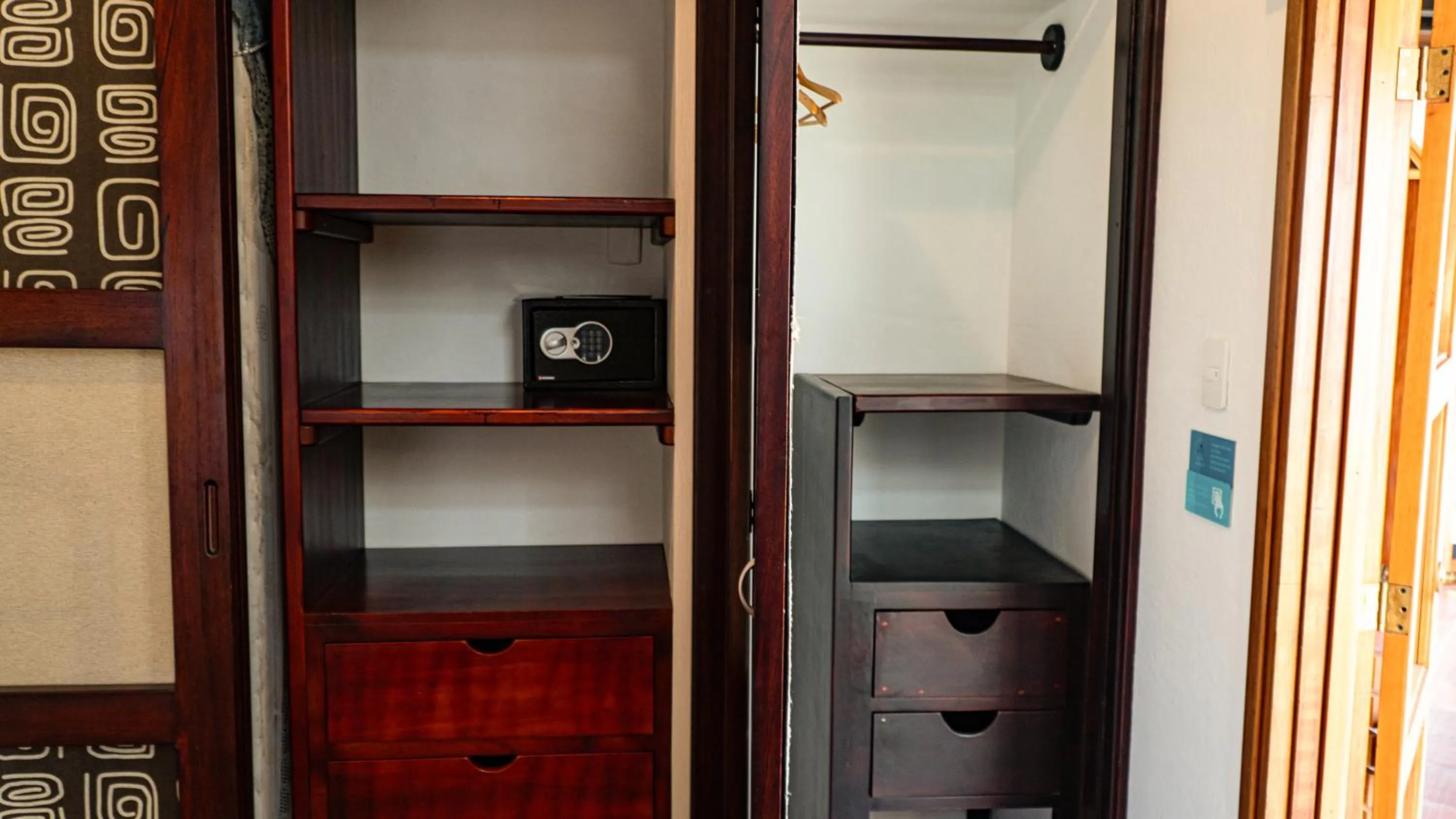 locker in Hotel Galapagos Suites B&B