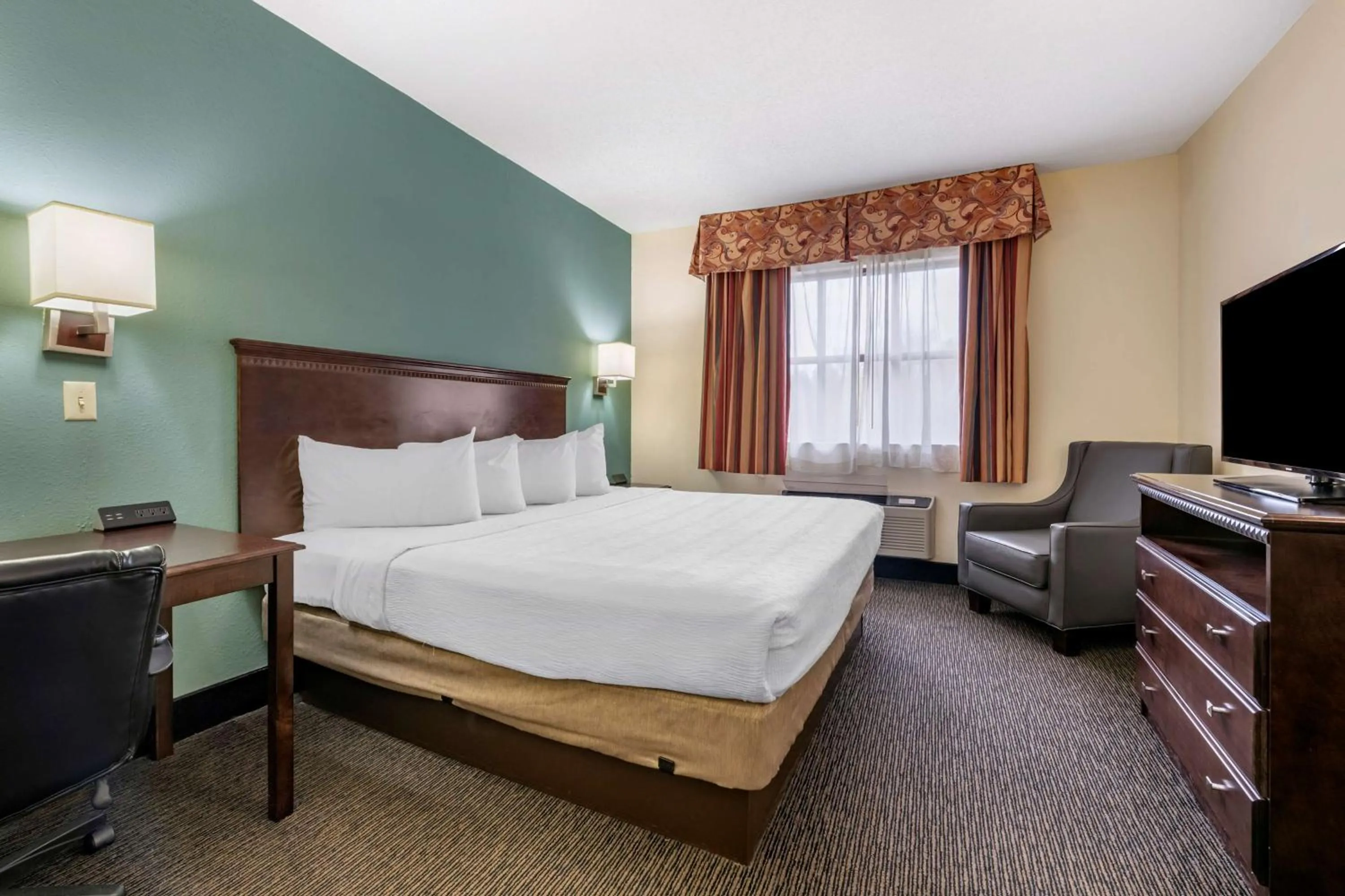 Photo of the whole room, Bed in Best Western Gateway Grand