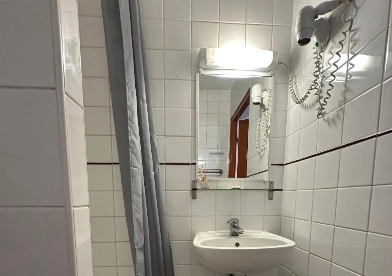 Shower in Hôtel Victor Hugo