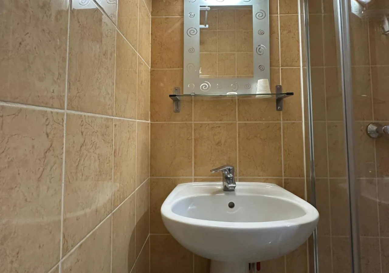 Shower in Hôtel Victor Hugo