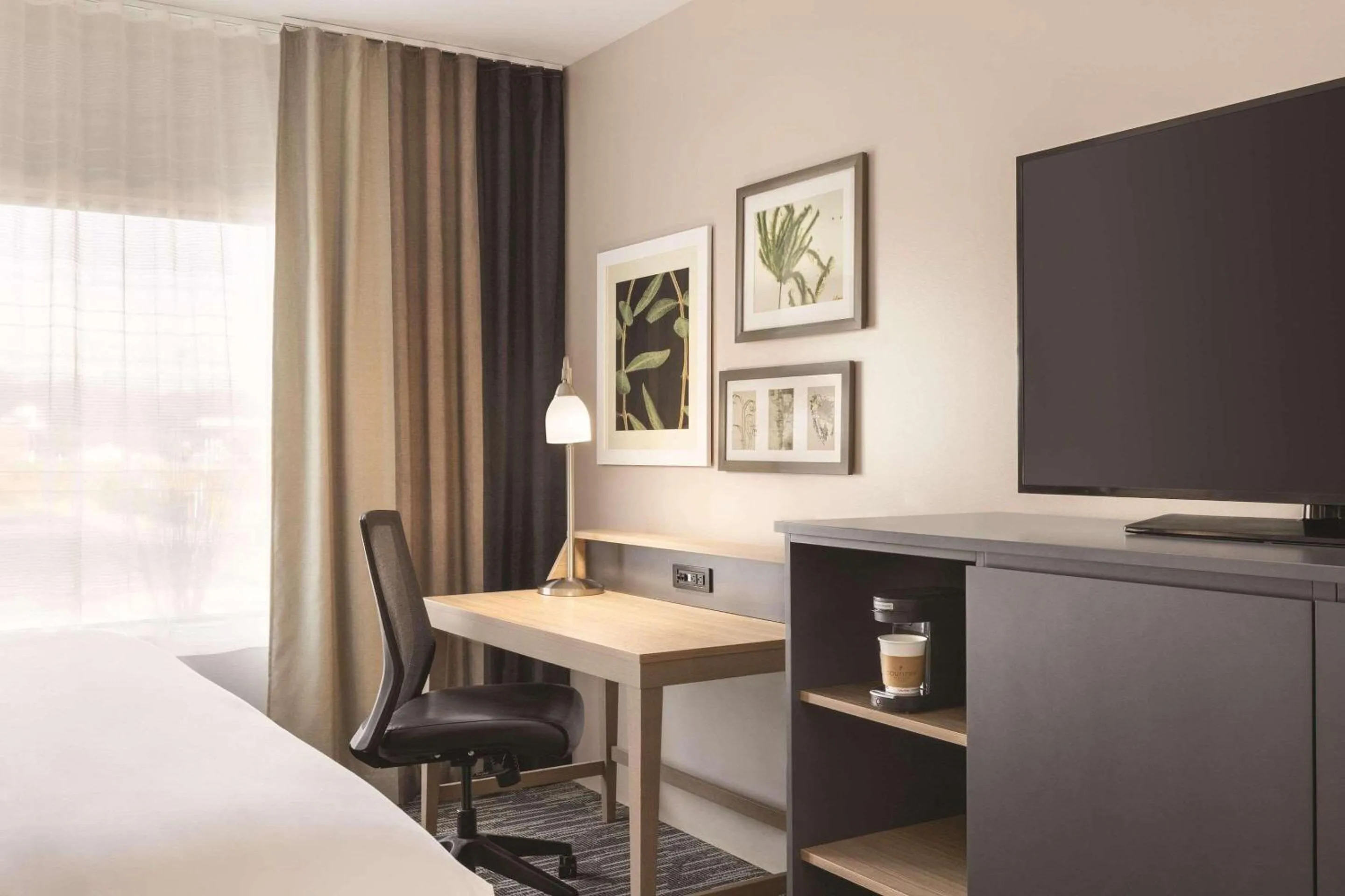 Bedroom, Bed in Country Inn & Suites by Radisson, Sevierville-Kodak, TN