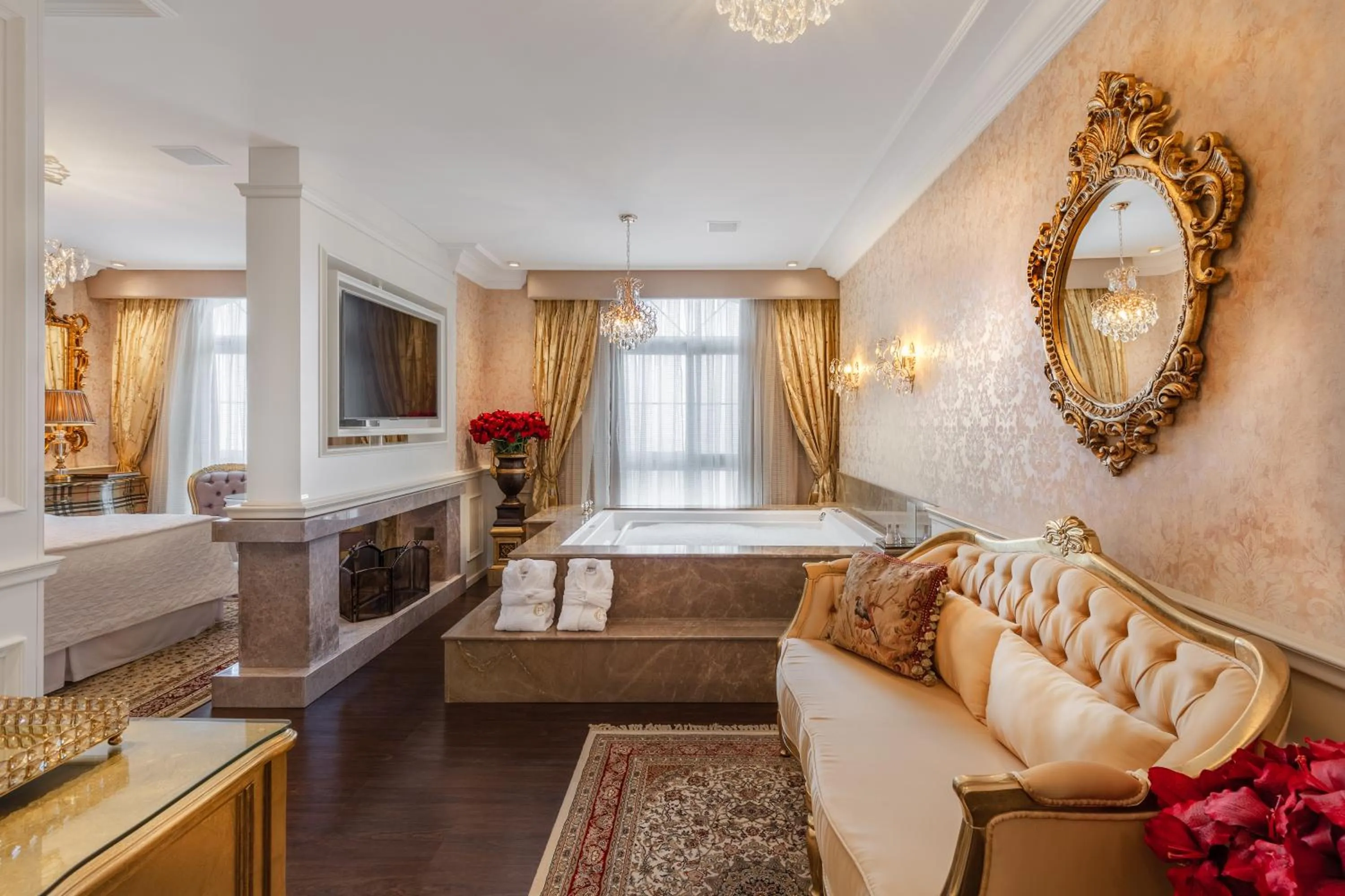 Hot Tub, Bed in Hotel Colline de France