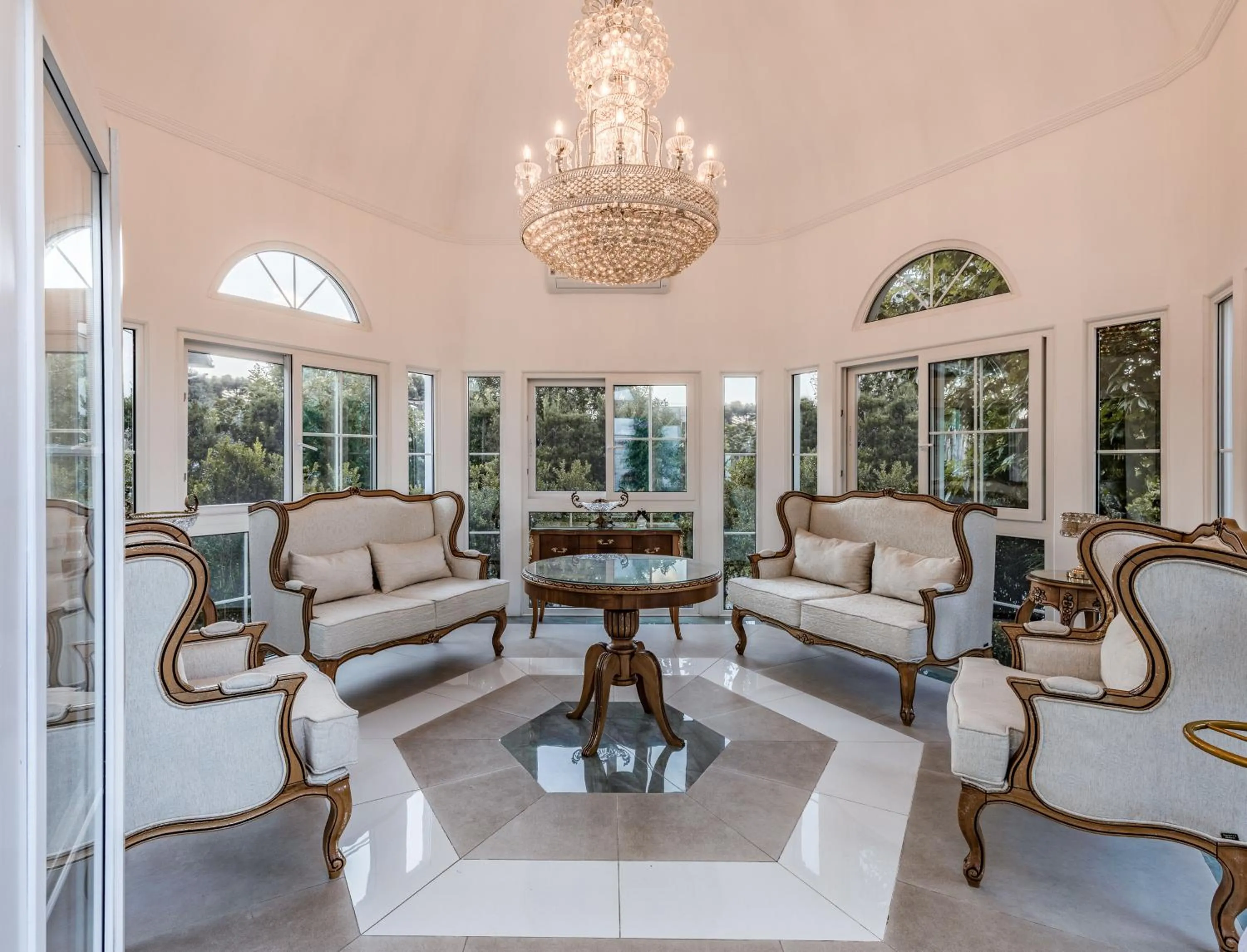 Garden in Hotel Colline de France