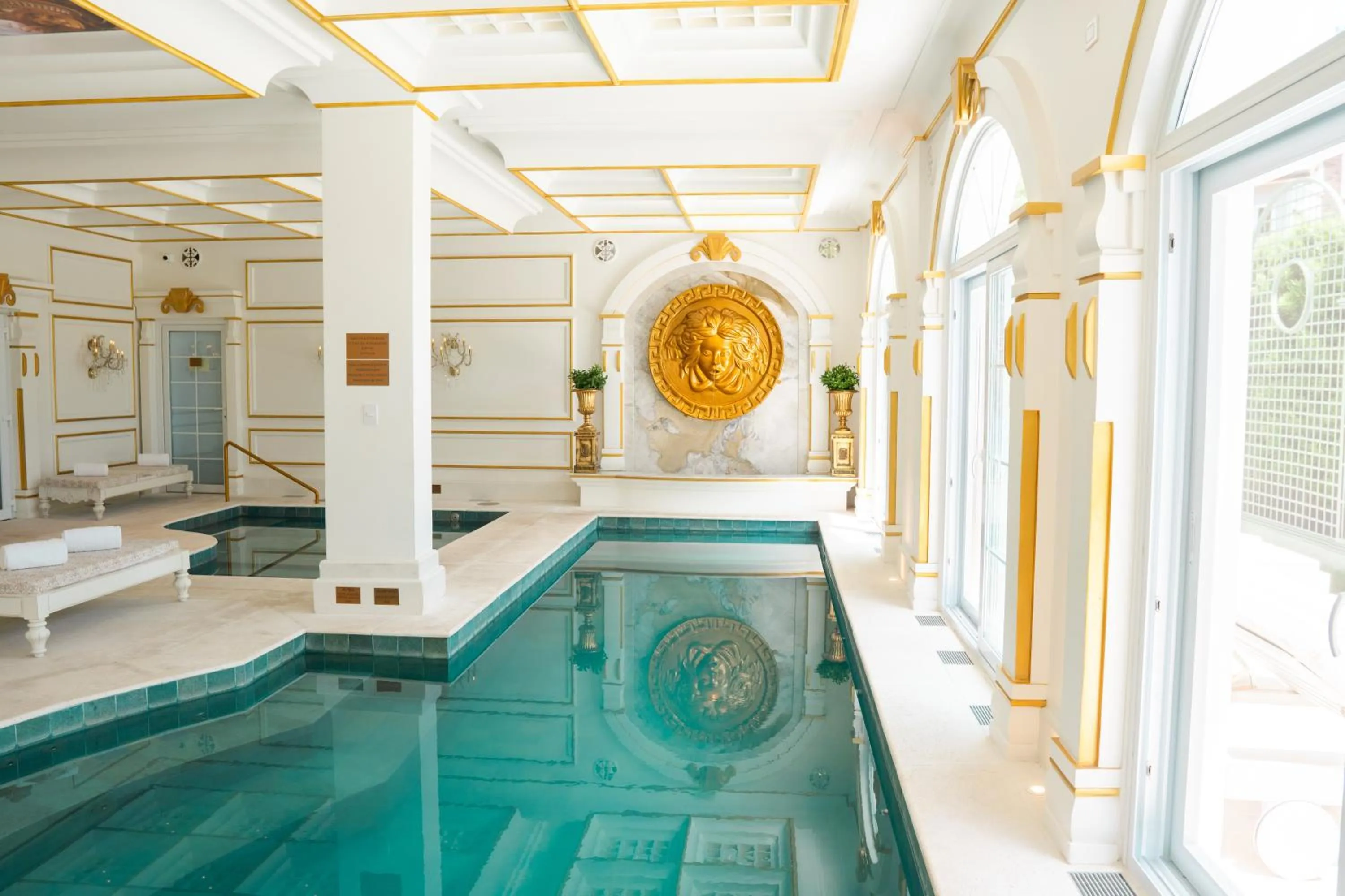 Swimming pool in Hotel Colline de France