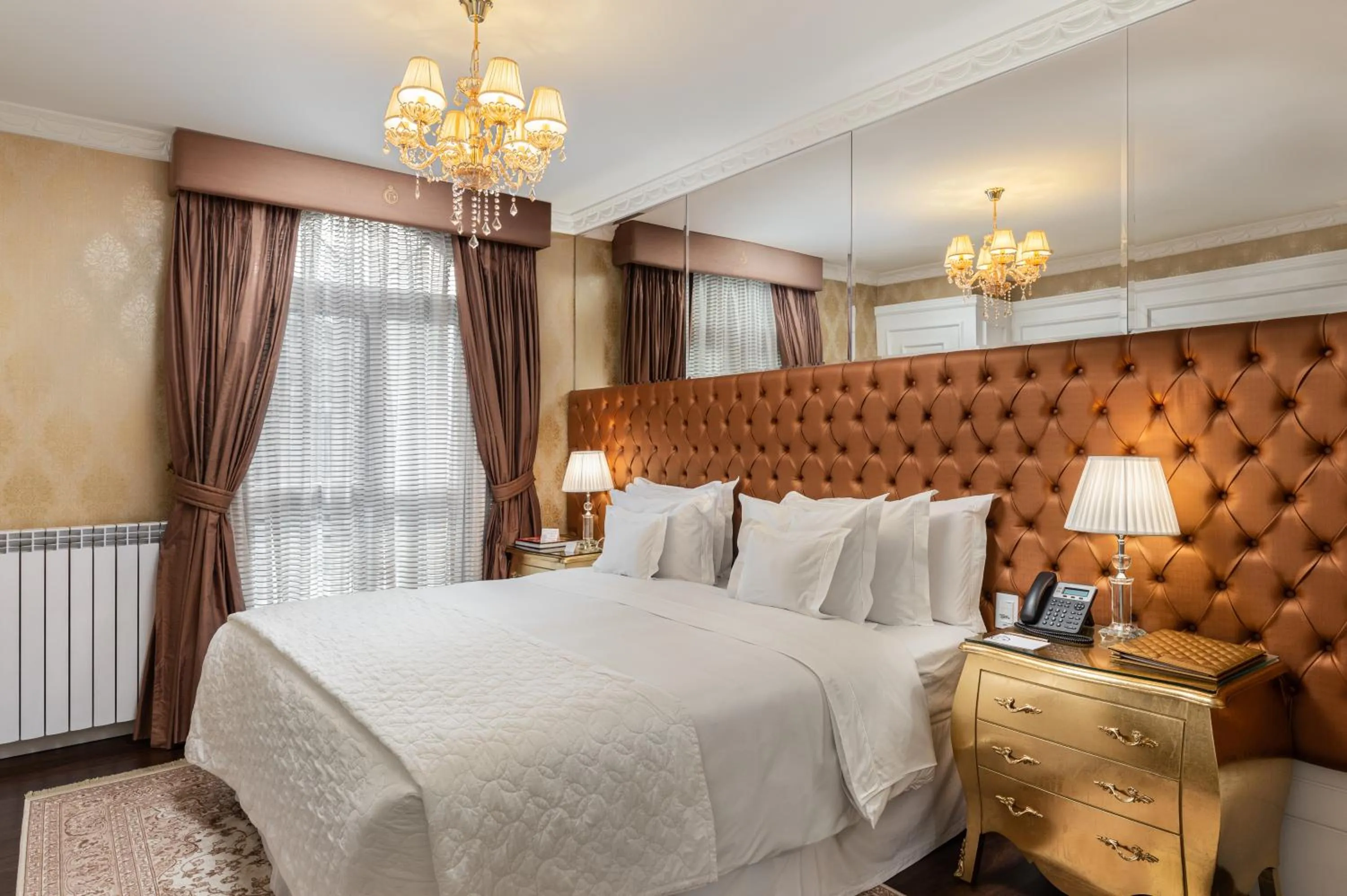 Bed in Hotel Colline de France