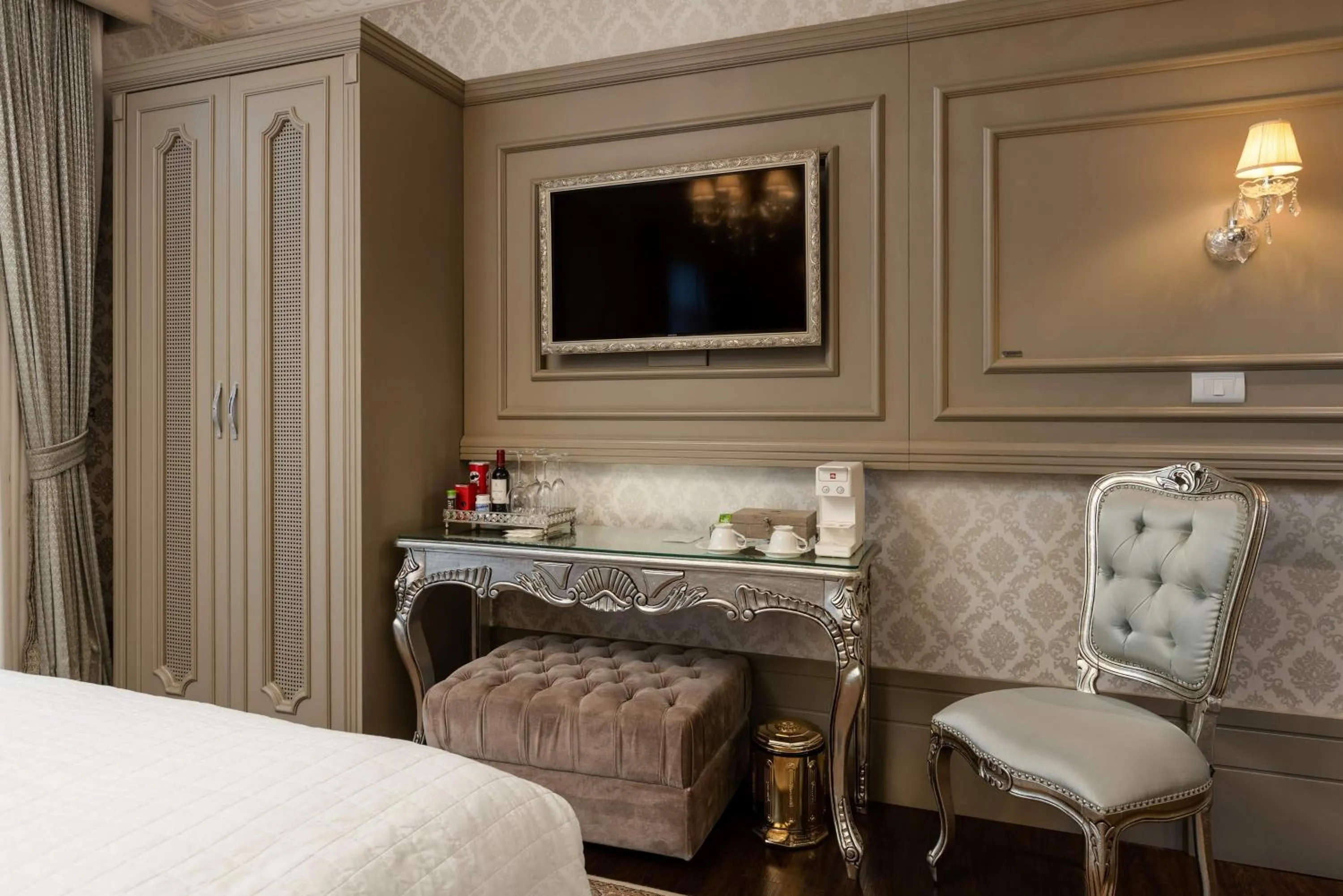 Bed in Hotel Colline de France