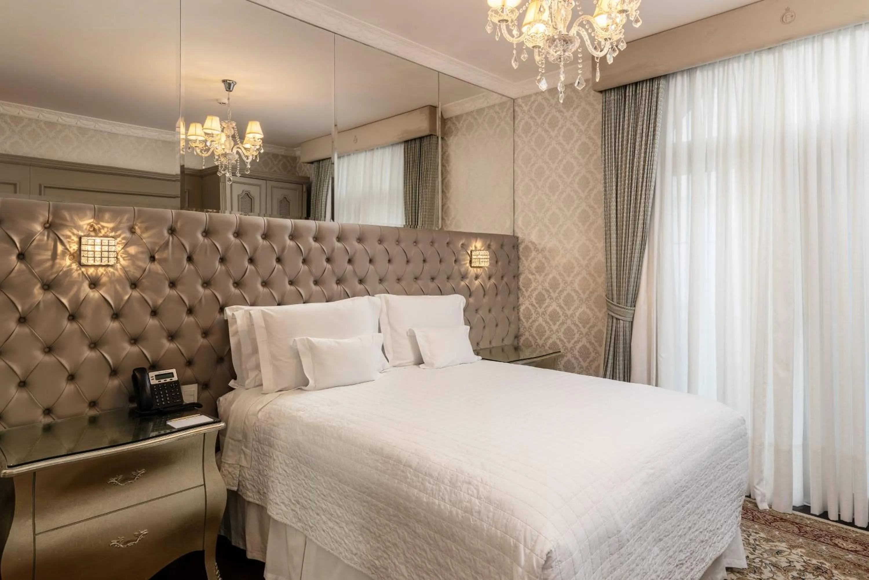 Bed in Hotel Colline de France