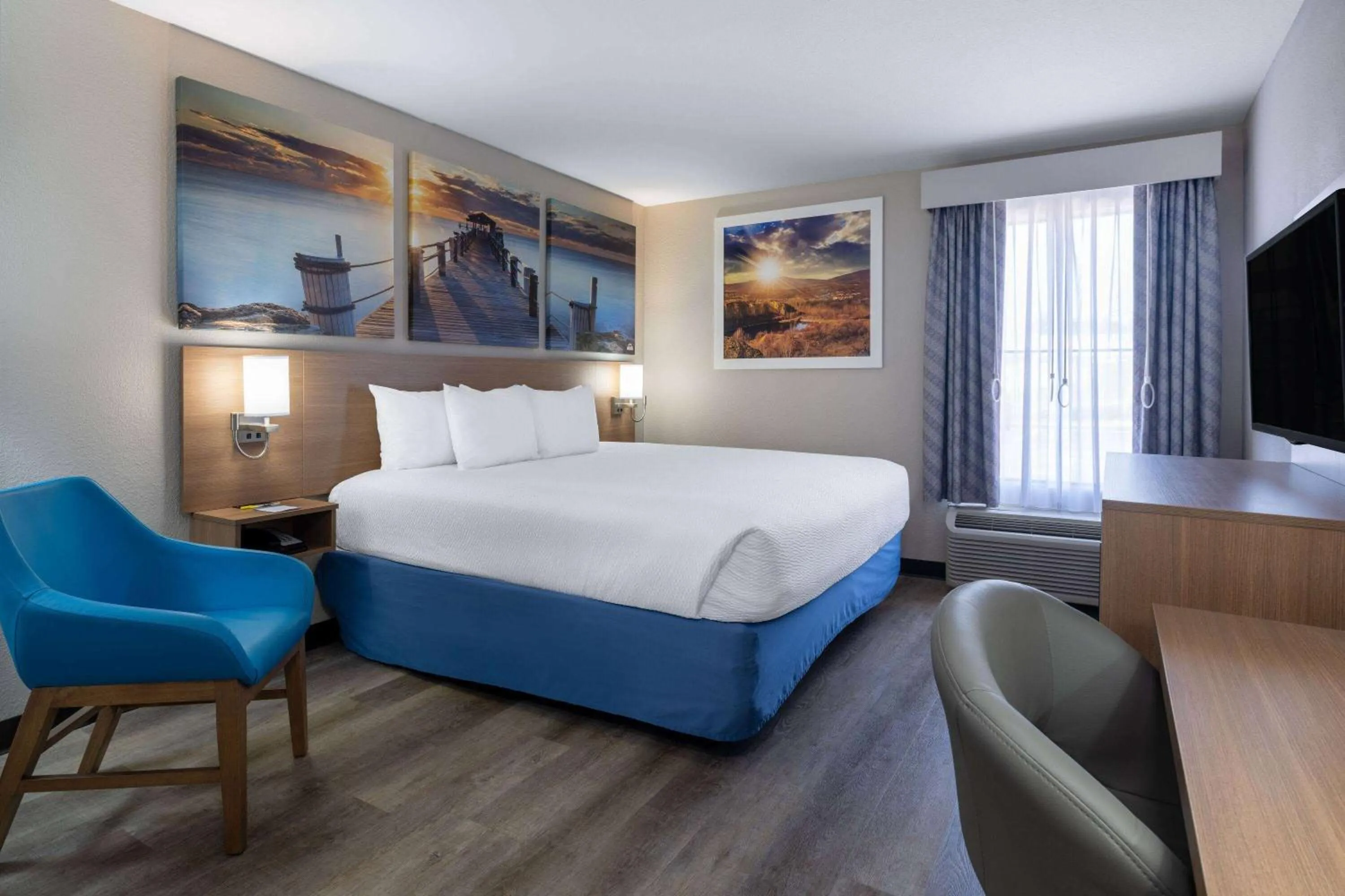 Photo of the whole room, Bed in Days Inn & Suites by Wyndham Commerce