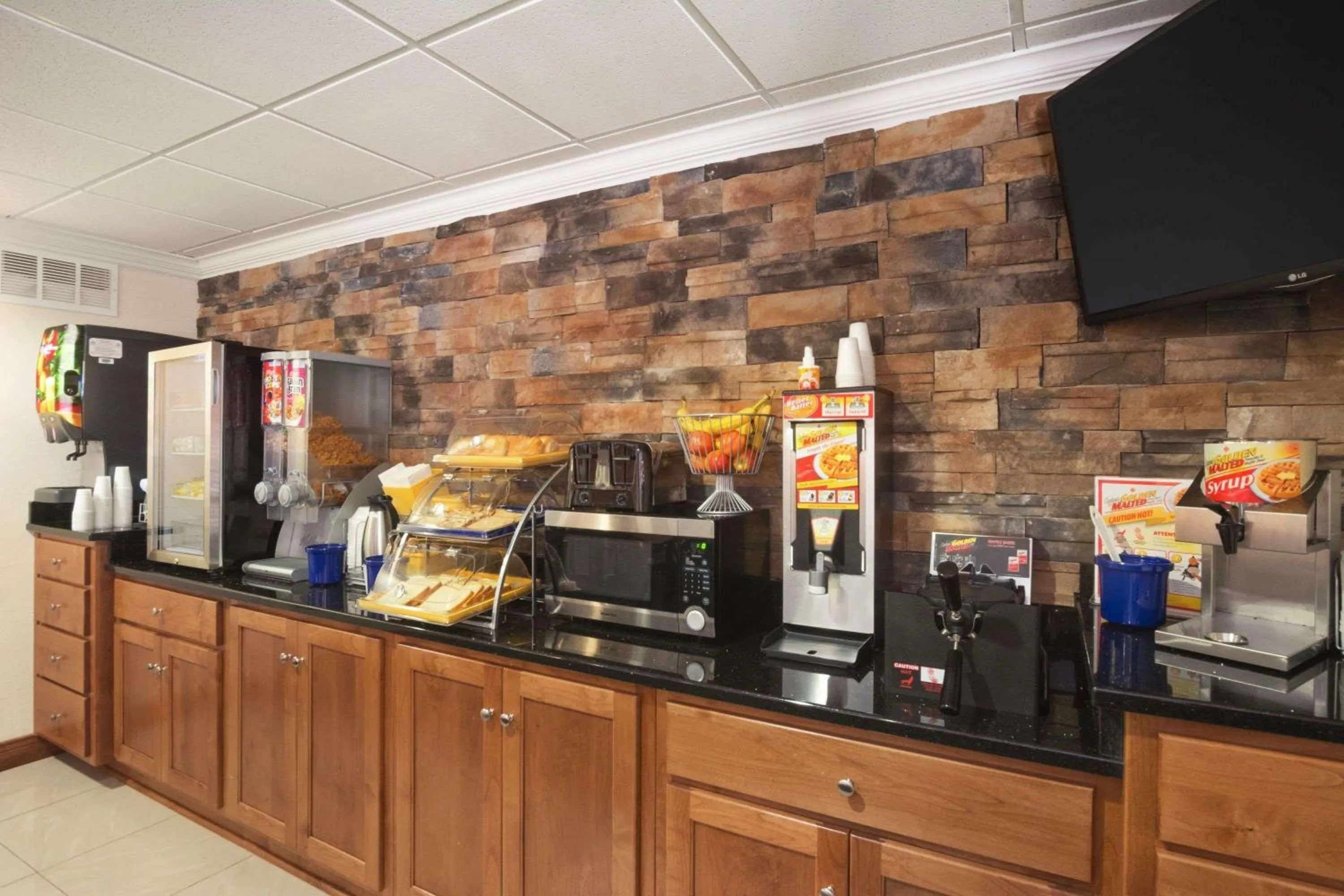 Restaurant/places to eat in Days Inn & Suites by Wyndham Commerce