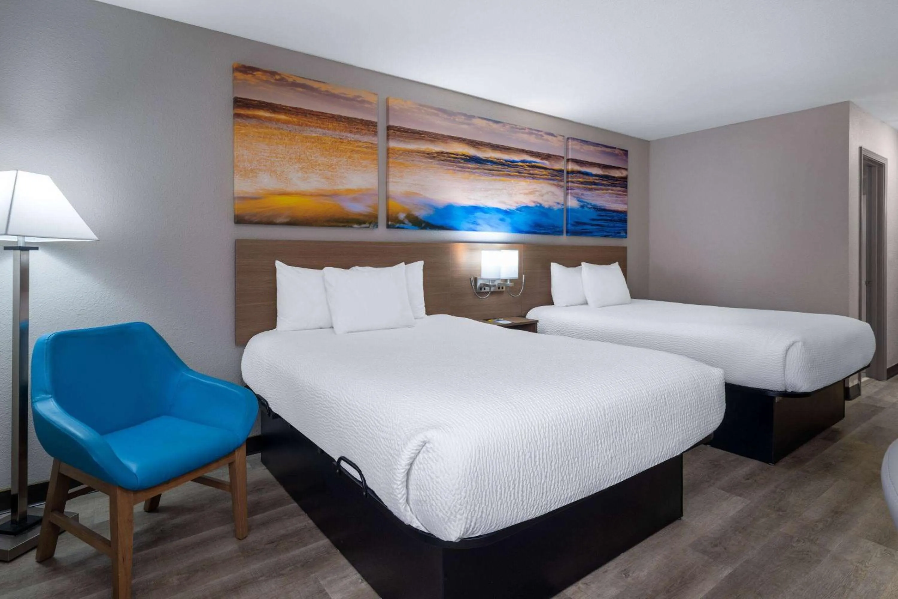 Photo of the whole room, Bed in Days Inn & Suites by Wyndham Commerce