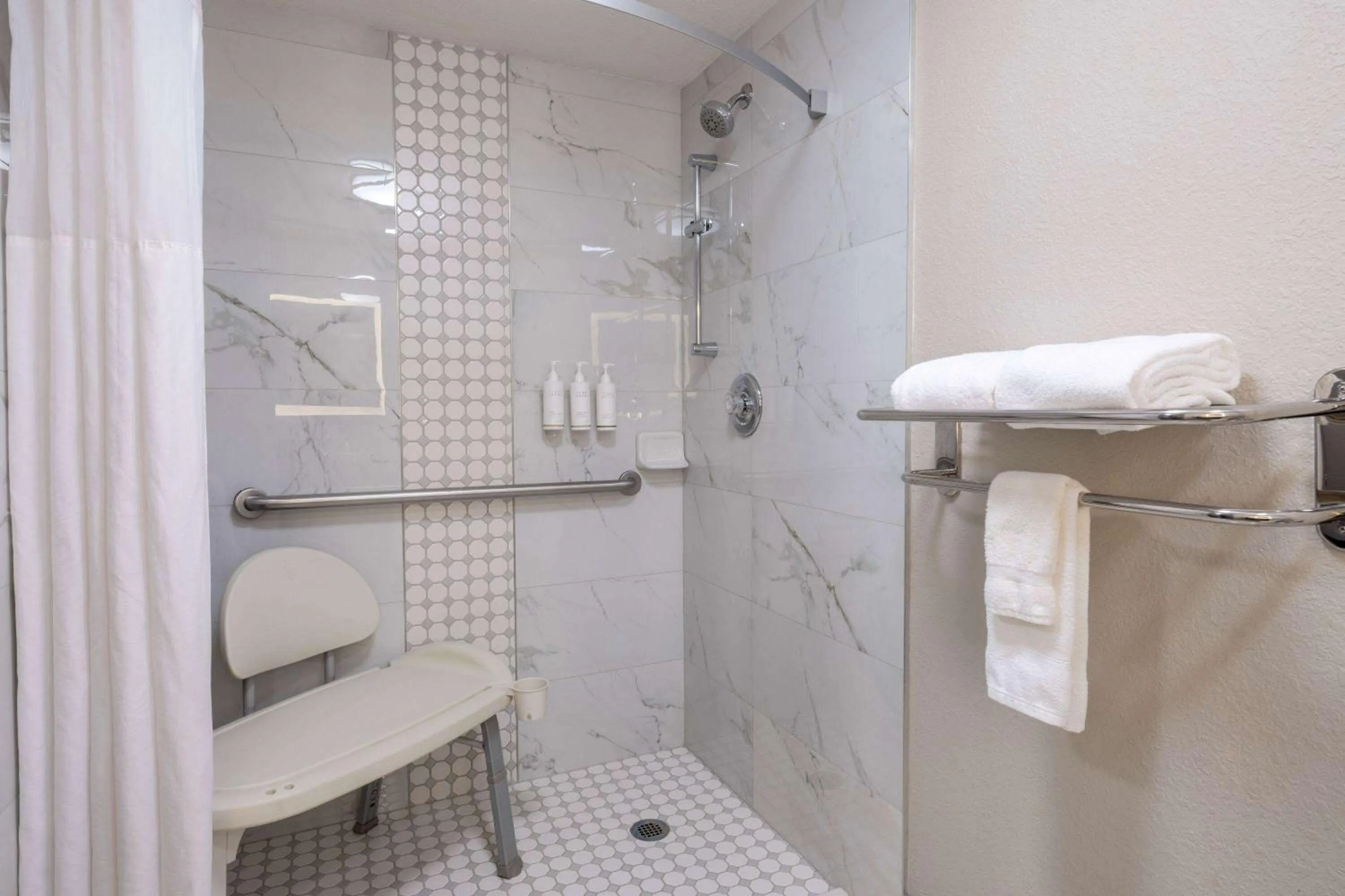 Shower in Days Inn & Suites by Wyndham Commerce