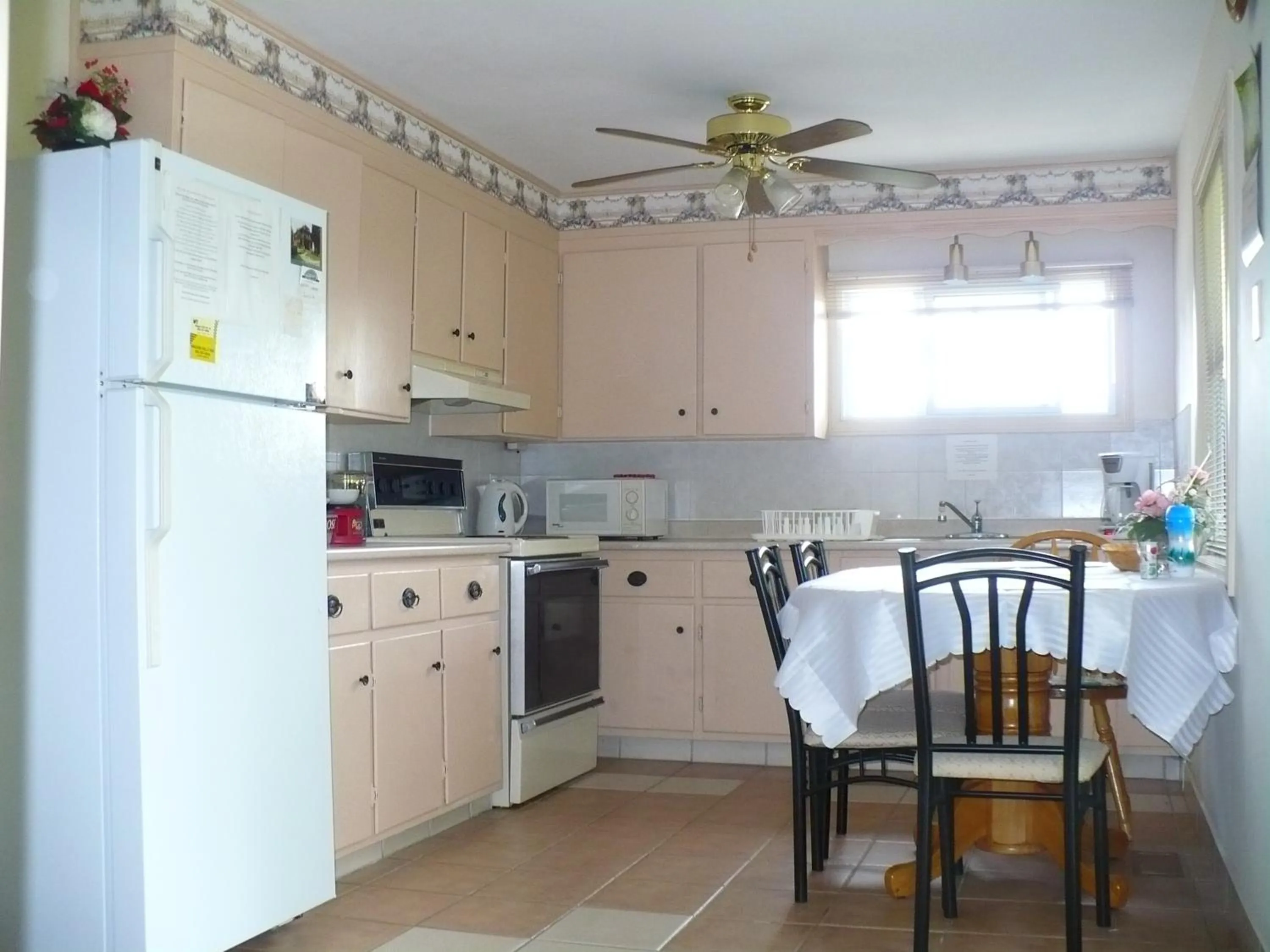 Kitchen or kitchenette in Rainbow Bed & Breakfast