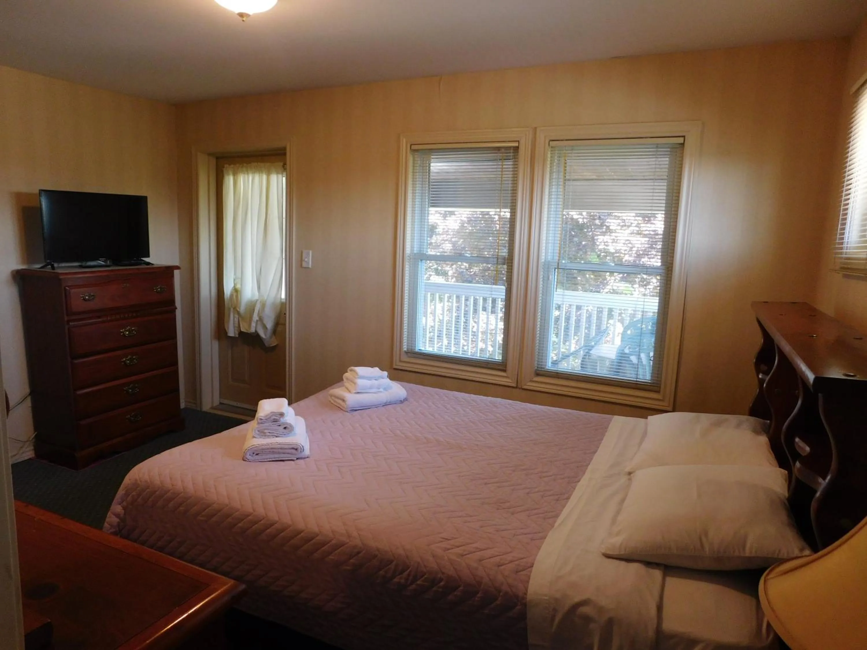 Bed in Rainbow Bed & Breakfast