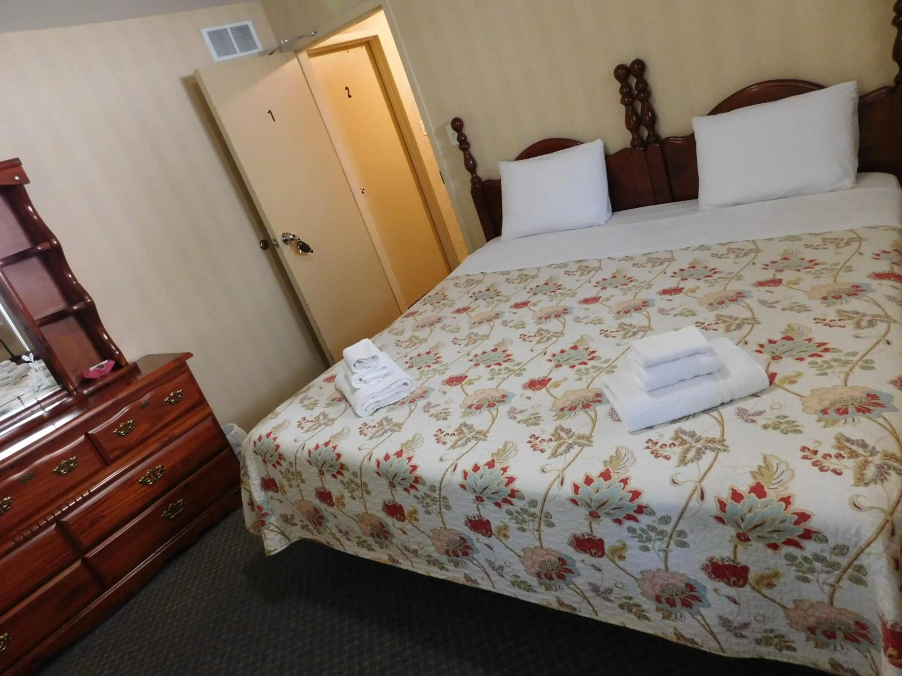 Bed in Rainbow Bed & Breakfast