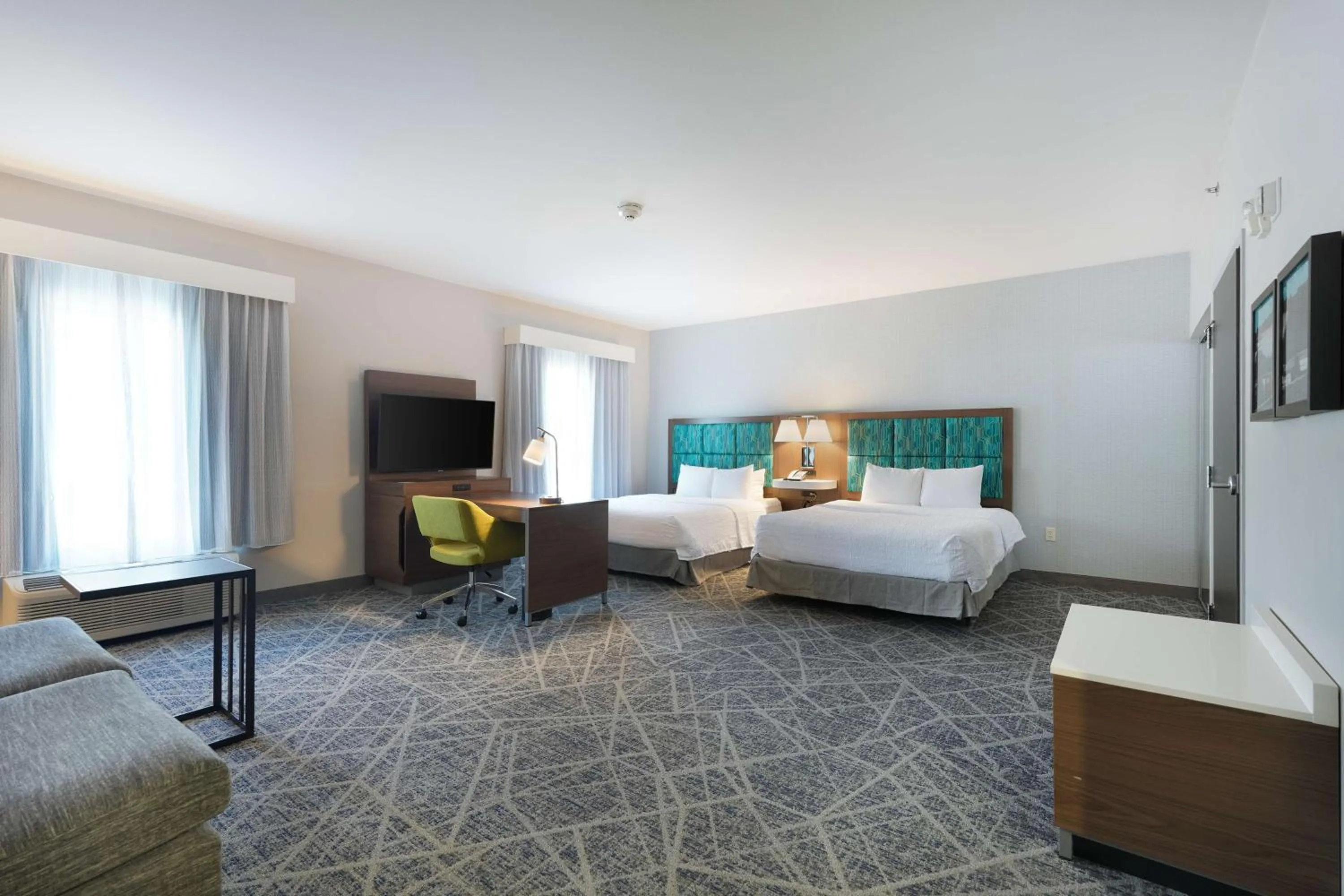 Bedroom, Bed in Hampton Inn and Suites Tulsa Central